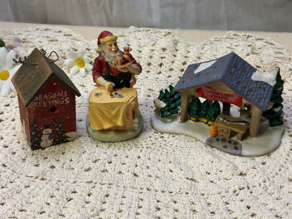 2001 Cobblestone Corners Christmas Village 3-Piece Holiday Decoration Set